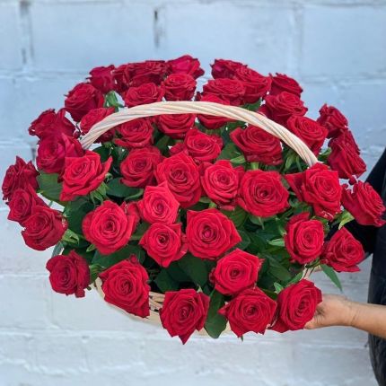 Корзинка "Моей королеве" из красных роз с доставкой в по Кочкам